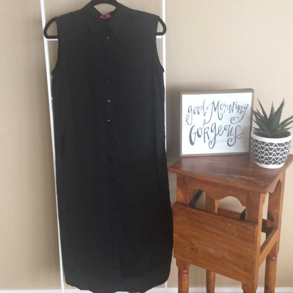 Long black tunic with flower embroidery.